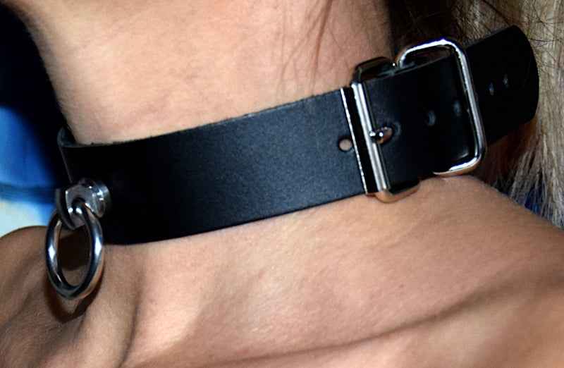 Rückenfessel mit Halsband der O und abnehmbaren Handfesseln