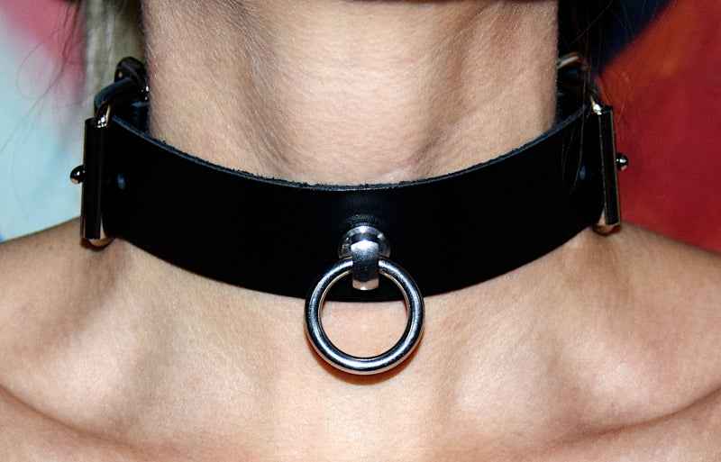 Rückenfessel mit Halsband der O und abnehmbaren Handfesseln