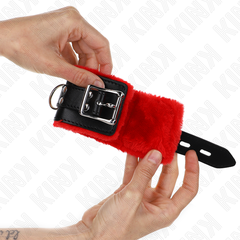 Kink - Pelzgefãœtterte Handgelenkfesseln Mit Quadratischen Lã–Chern, Roter Und Schwarzer Gãœrtel, Verstellbar 17-29 Cm X 6 Cm