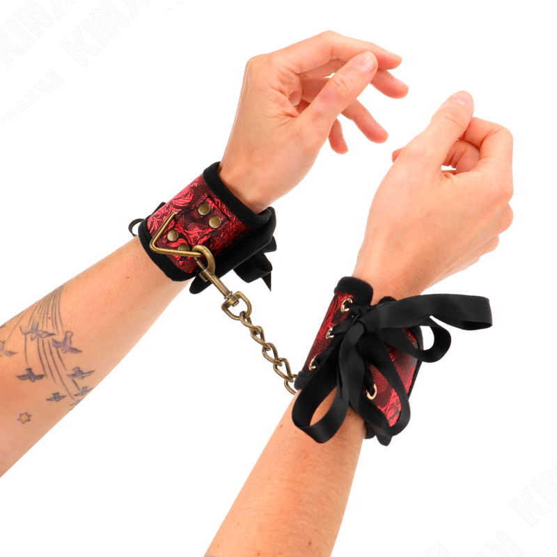 Kink - Scandal Handgelenksfesseln Rot-Schwarze Spitzendetails 24,5 Cm X 6,5 Cm