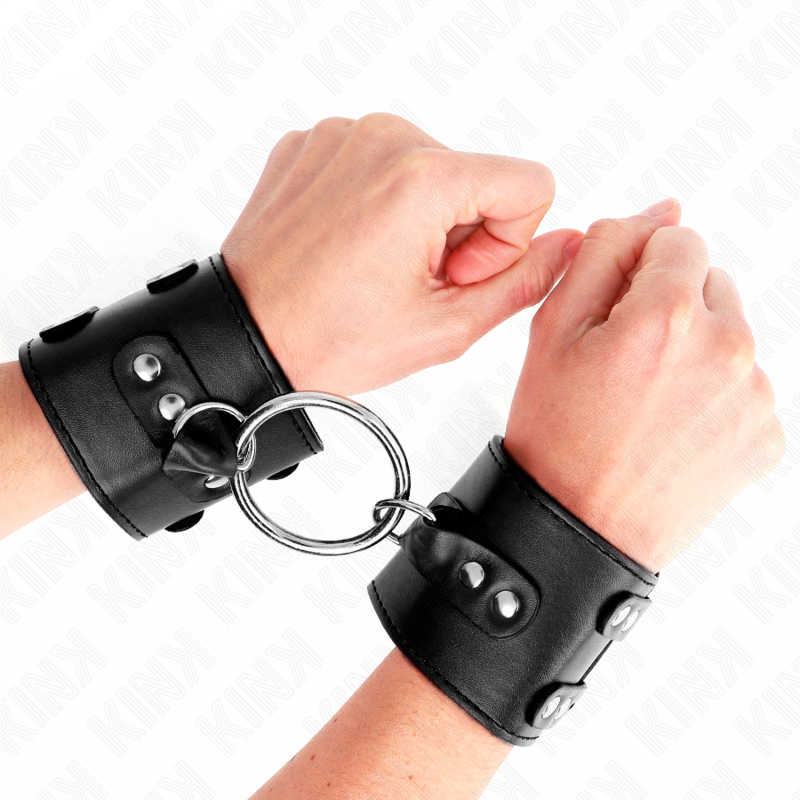 Kink - Feste Handgelenkfesseln Mit Ring Und Nieten Verstellbar Schwarz 17-22 Cm X 6,5 Cm