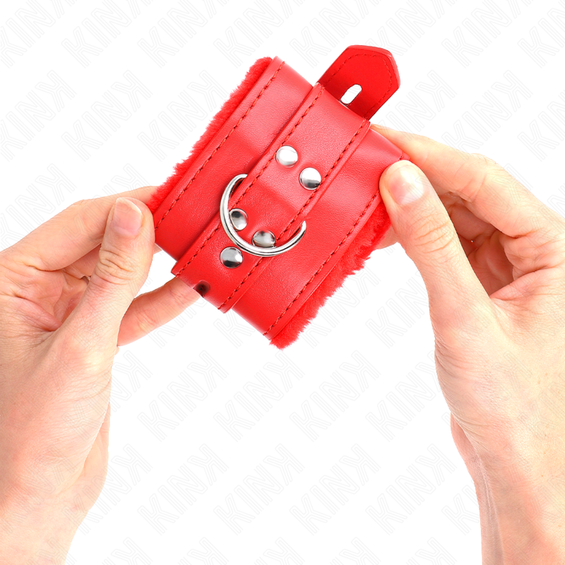 Kink - Pelzgefãœtterte Handgelenkfesseln Mit Quadratischen Lã–Chern, Rot Und Roter Gãœrtel, Verstellbar 17-29 Cm X 6 Cm