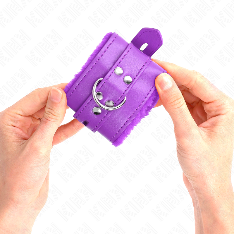 Kink - Pelzgefãœtterte Handgelenkfesseln Mit Quadratischen Lã–Chern, Lila Und Lila Gãœrtel, Verstellbar 17-29 Cm X 6 Cm